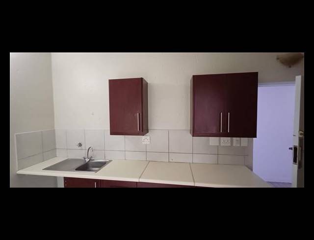 2 BEDROOM PROPERTY TO RENT IN KEMPTON PARK CENTRAL